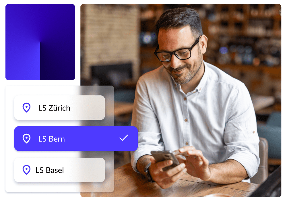 Eine Person schaut auf ihr Handy. Zur linken Seite drei Anzeigen aus Lightspeed Pulse, die beispielhaft verschiedene Restaurant-Standorte benennen.